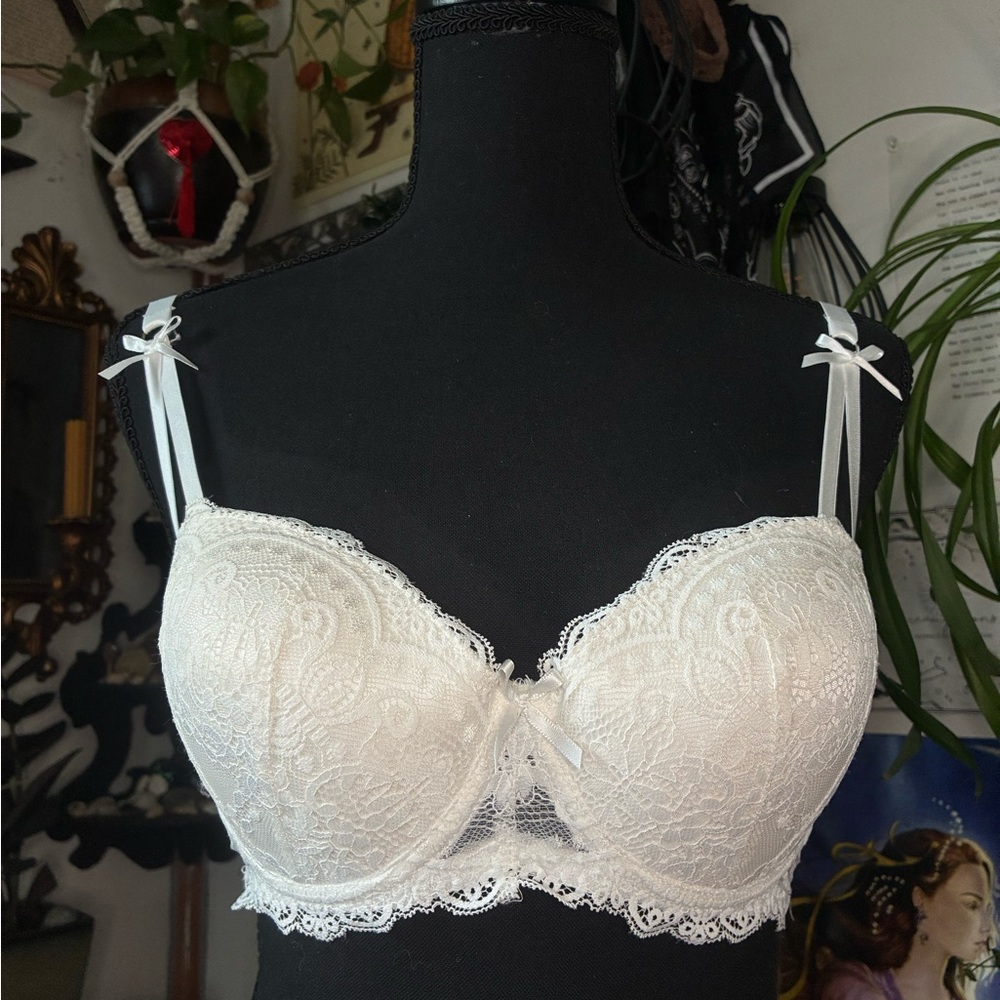 SHEIN White Lace Balconette Bra with Scalloped Edging